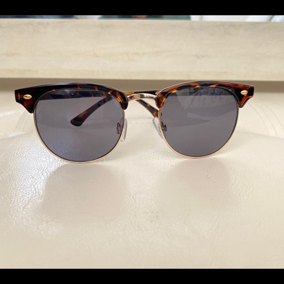 H&M sunglasses- black and tortoise 🕶 - Picture 4 of 6